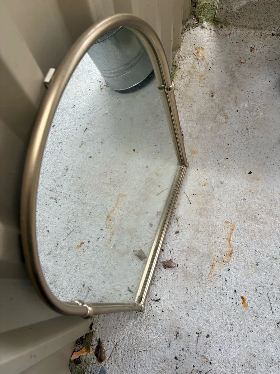Bathroom accessories - Image 1