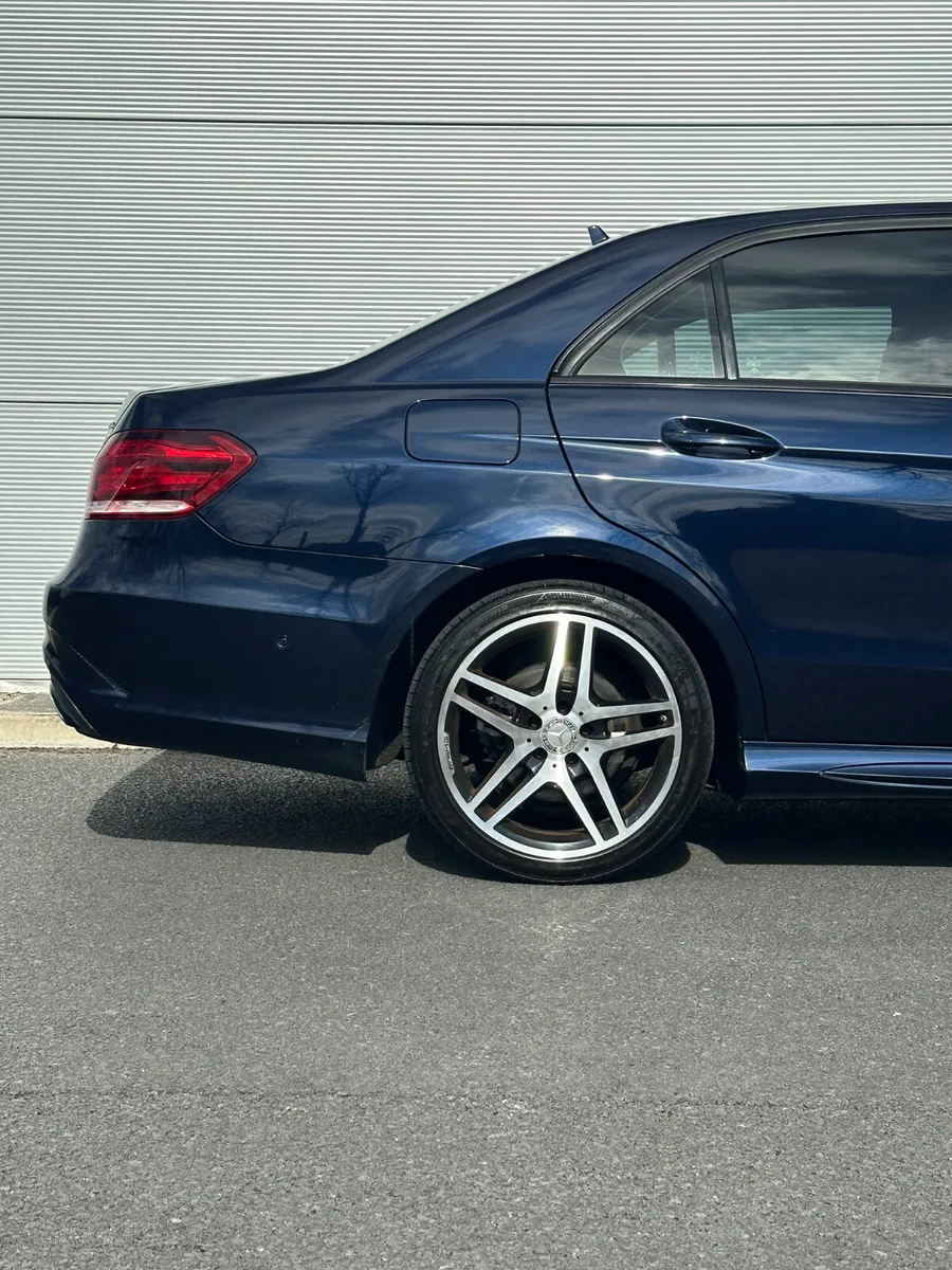 Mercedes-Benz E220d AMG Night Edition - Image 3