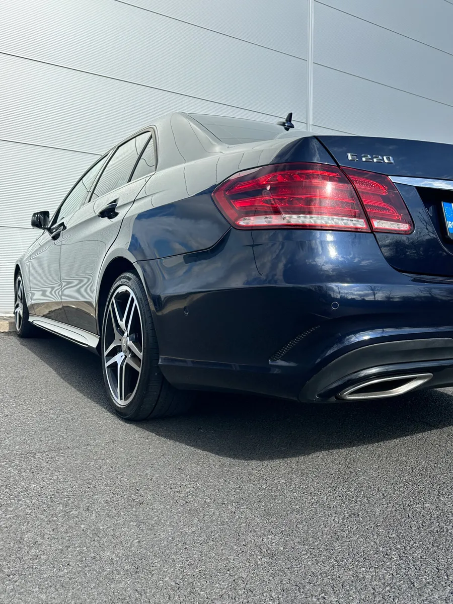 Mercedes-Benz E220d AMG Night Edition - Image 2