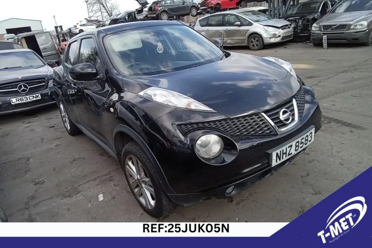 2011 NISSAN JUKE BREAKIG FOR PARTS - Image 1