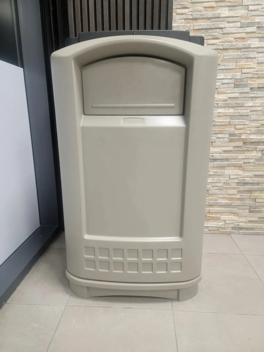 Rubbermaid Landmark 3964 - Image 1