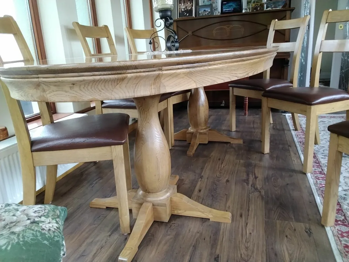 Solid oak dining table and 6 chairs - Image 2