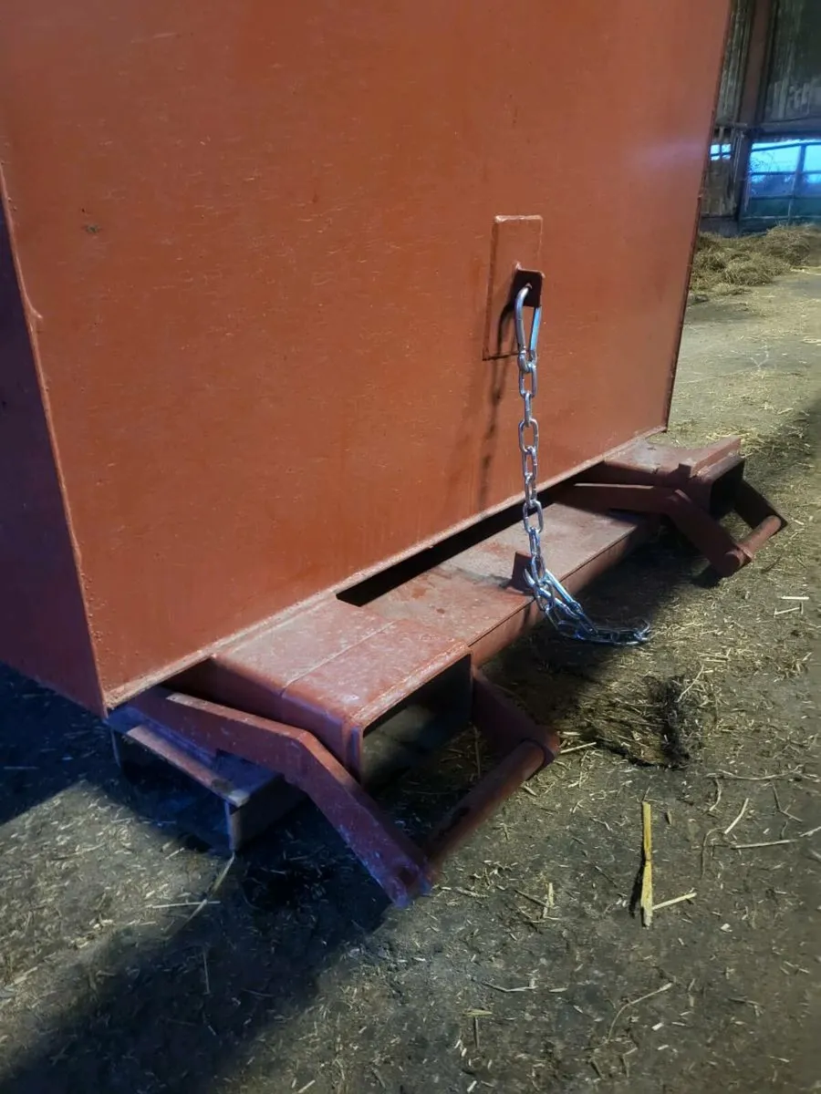 New forklift tipping skip - Image 3