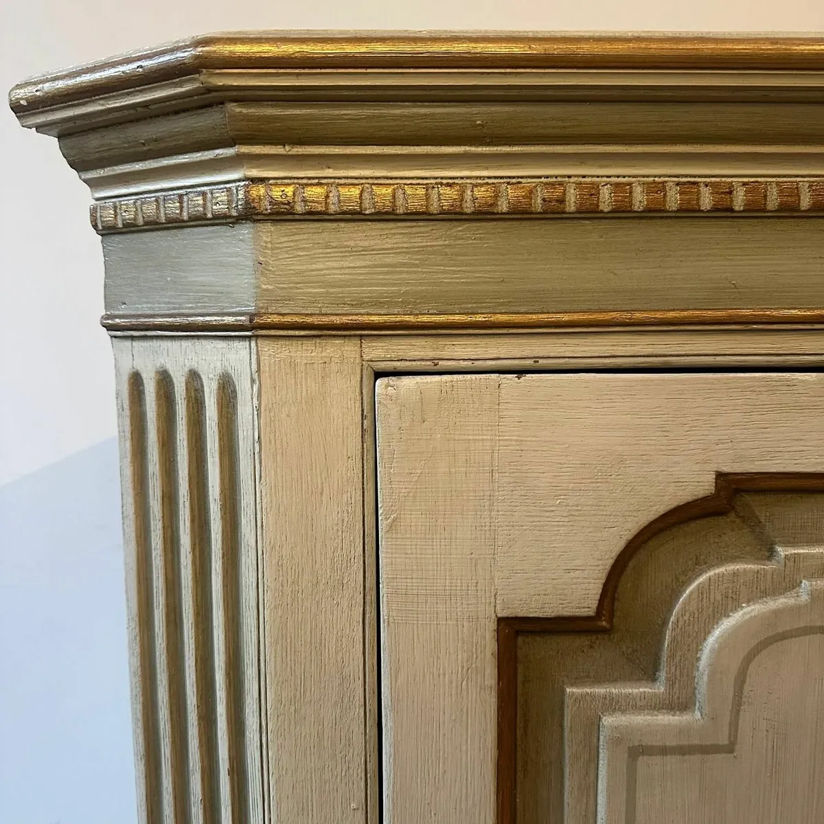 Vintage French painted hanging corner cupboard - Image 3