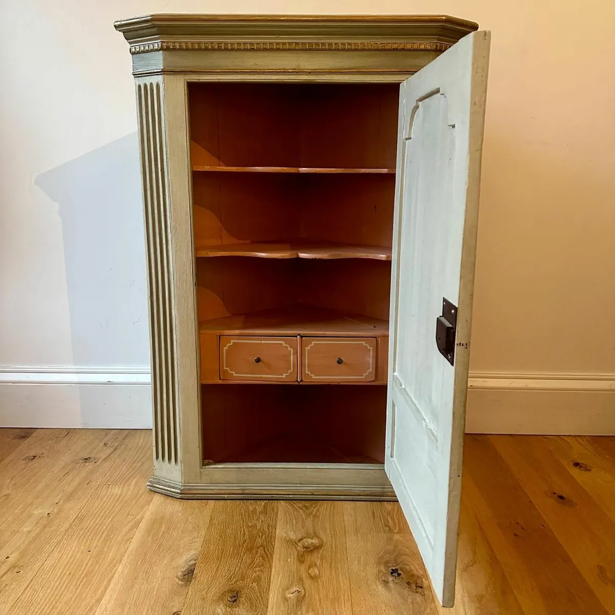 Vintage French painted hanging corner cupboard - Image 4