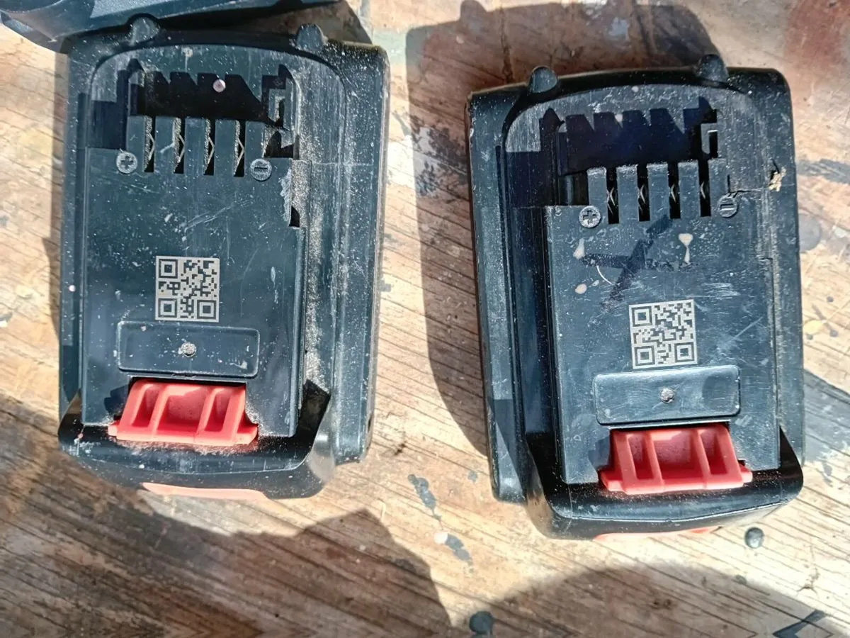 Two 18 v battery's plus charger for b / deck drill - Image 1