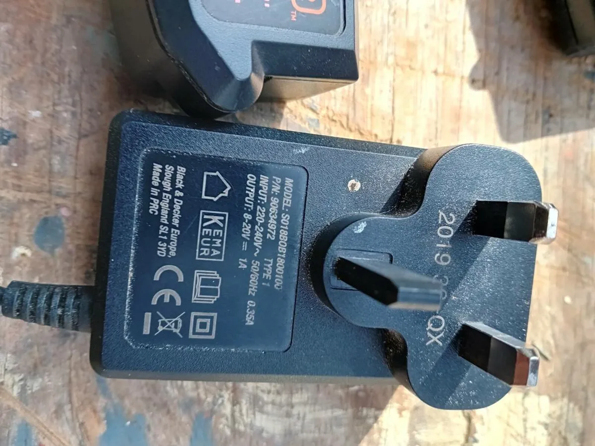 Two 18 v battery's plus charger for b / deck drill - Image 2