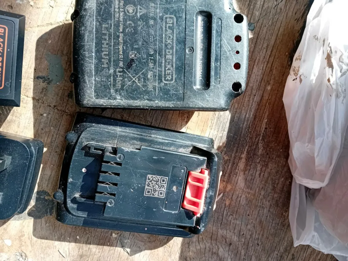 Two 18 v battery's plus charger for b / deck drill - Image 4