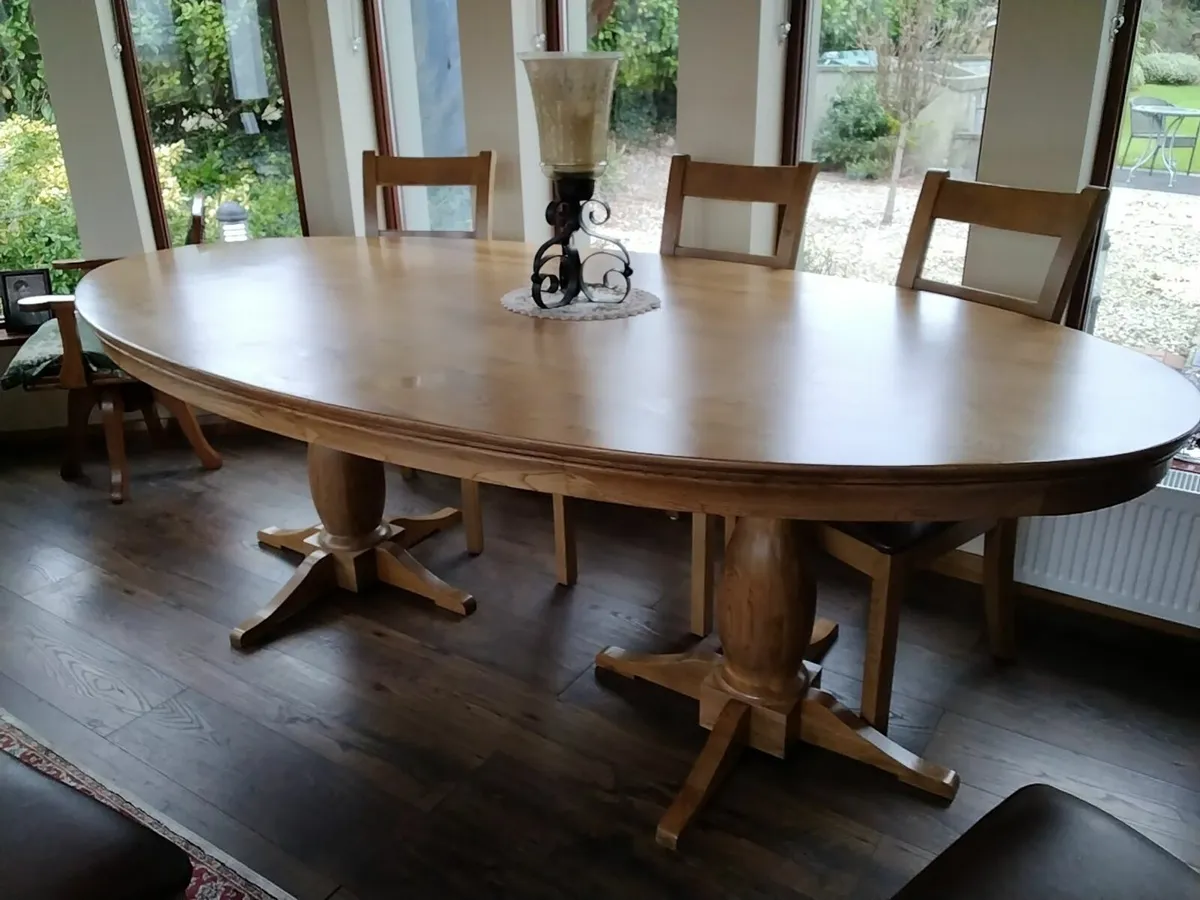 Solid oak dining table and 6 chairs - Image 1