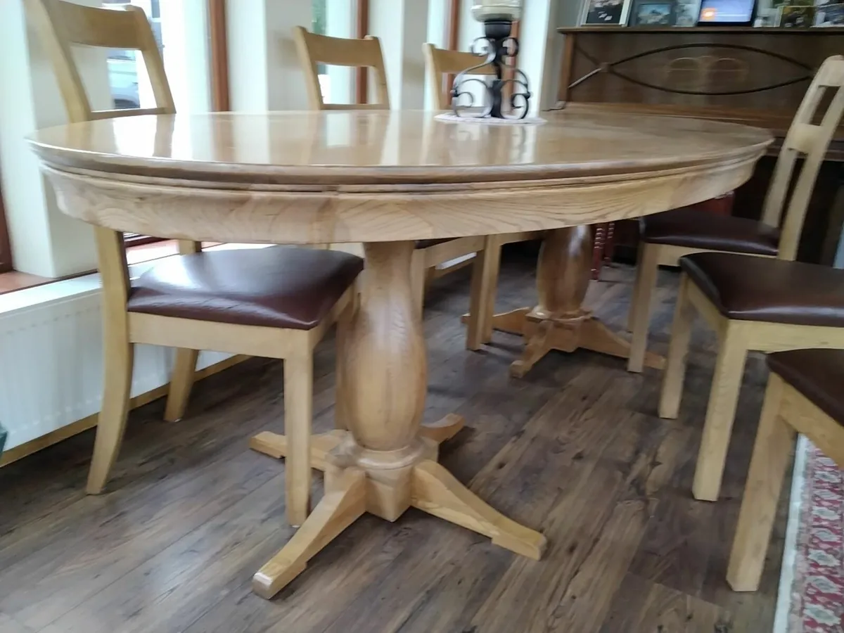 Solid oak dining table and 6 chairs - Image 3