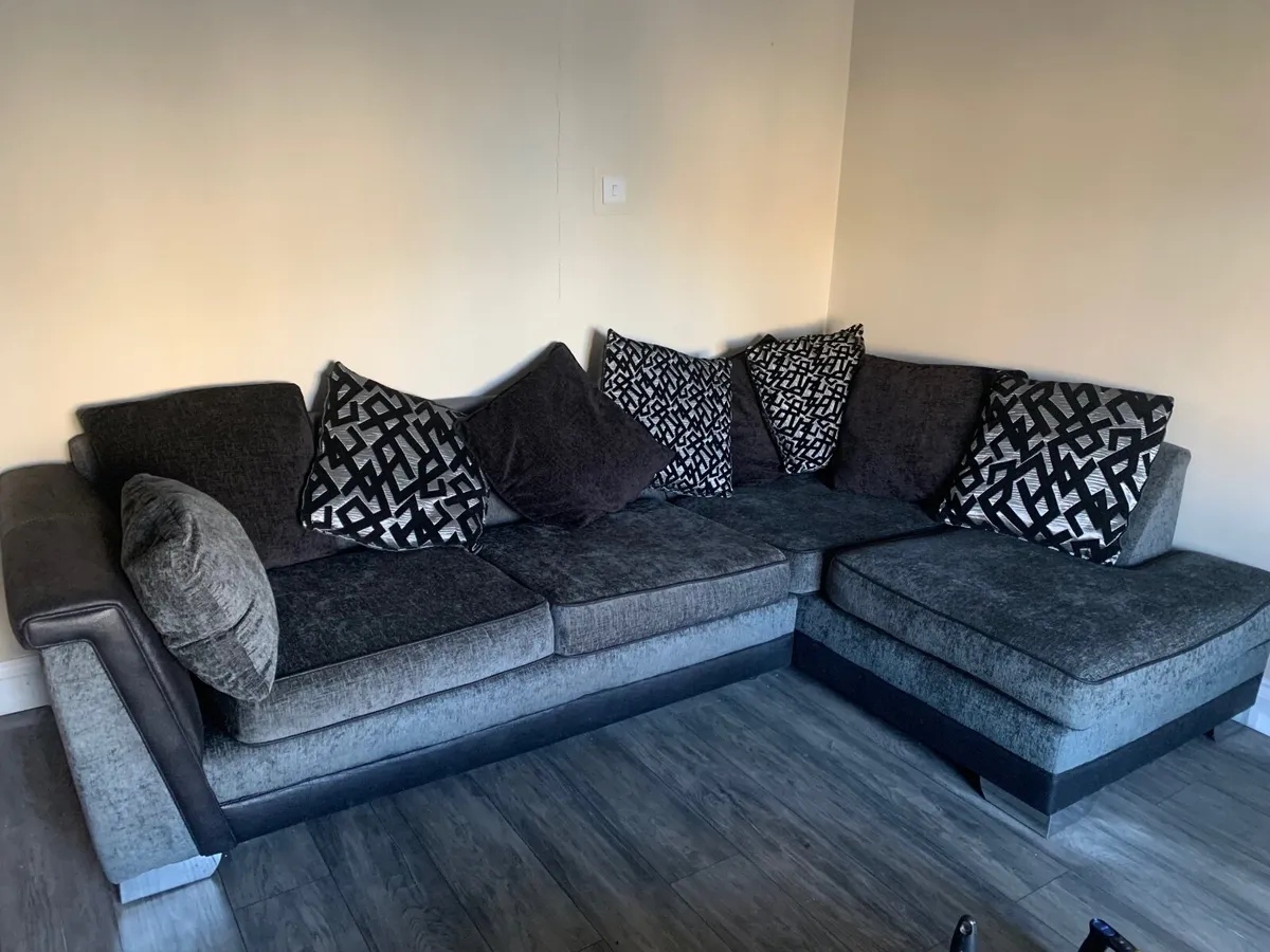 L shaped corner sofa - Image 1
