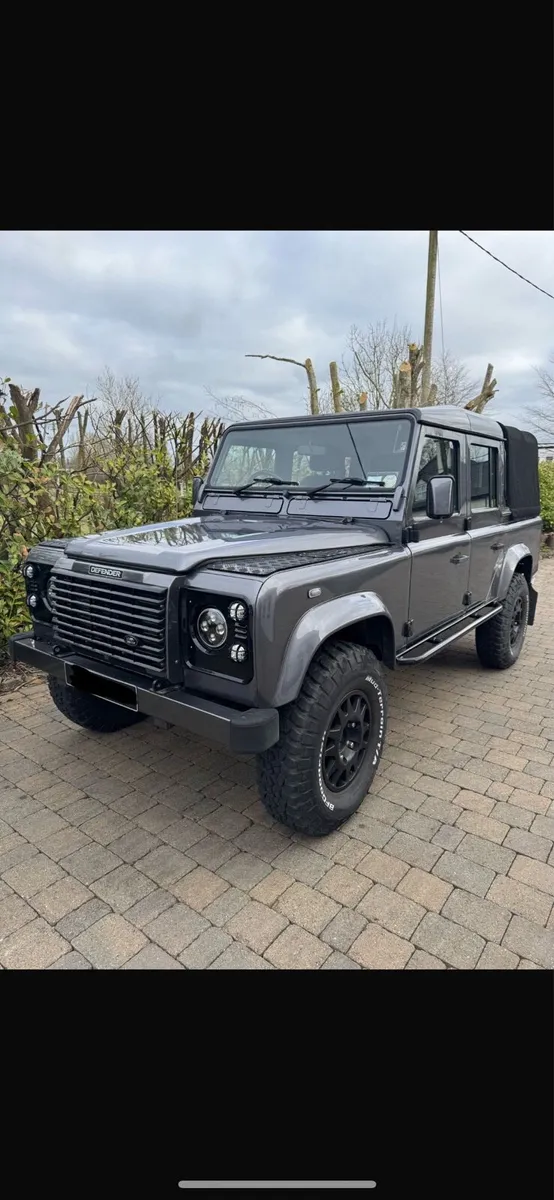 Land Rover Defender - Image 1
