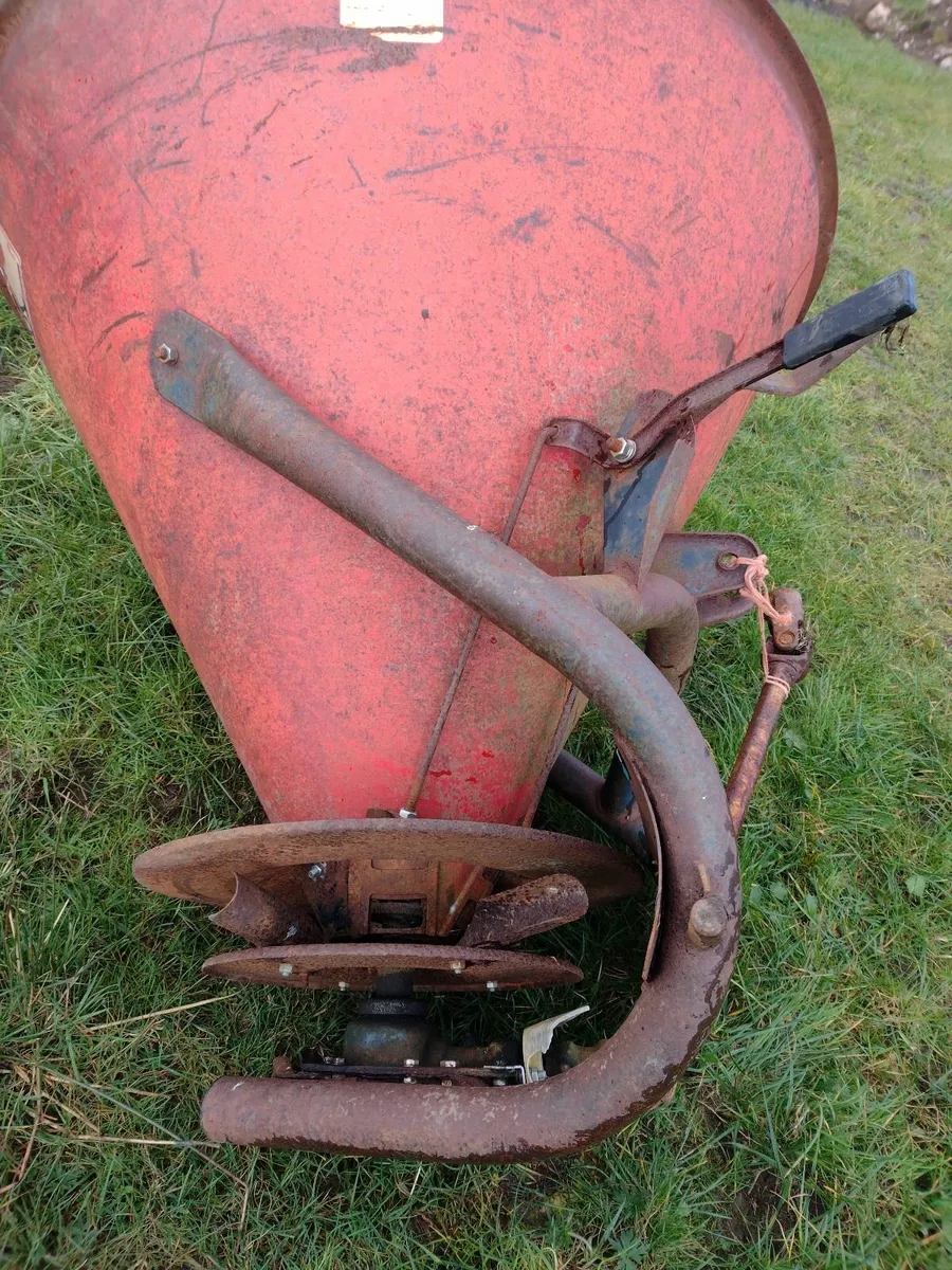 Fertilizer sprader - Image 3