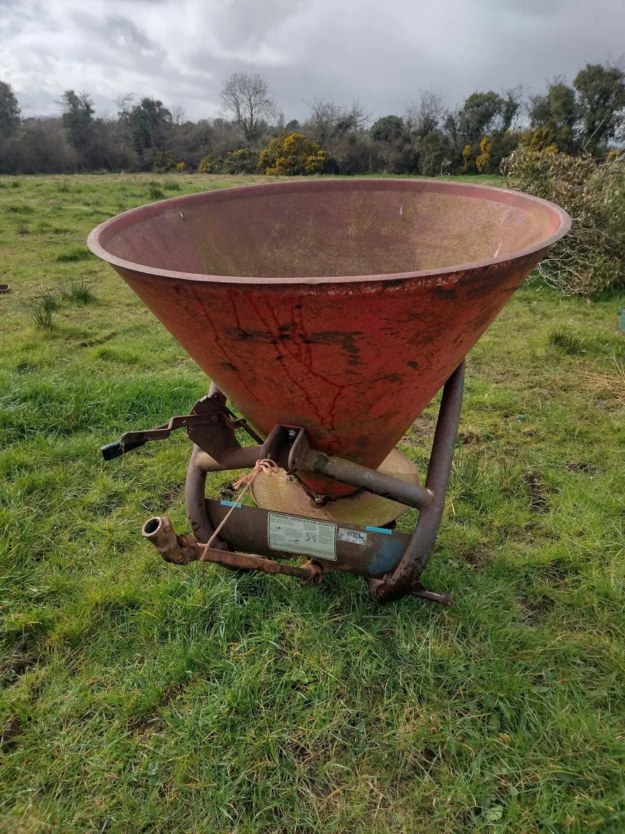Fertilizer sprader - Image 1