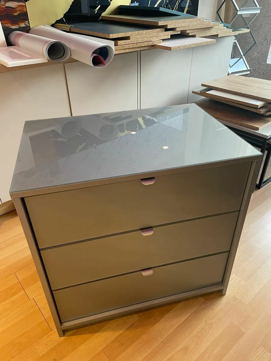 Three drawers free standing unit. - Image 1