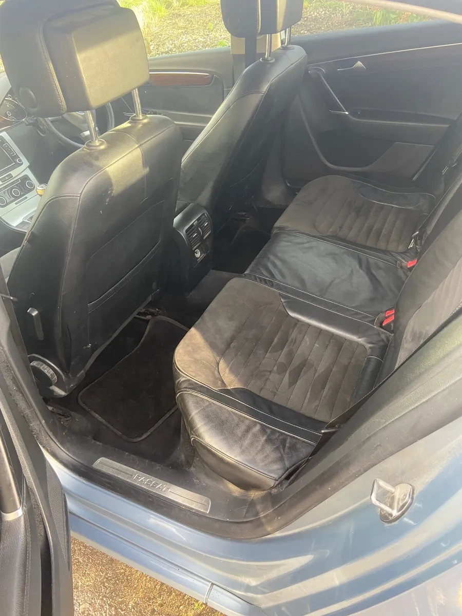 Volkswagen Passat 2011 - Image 2