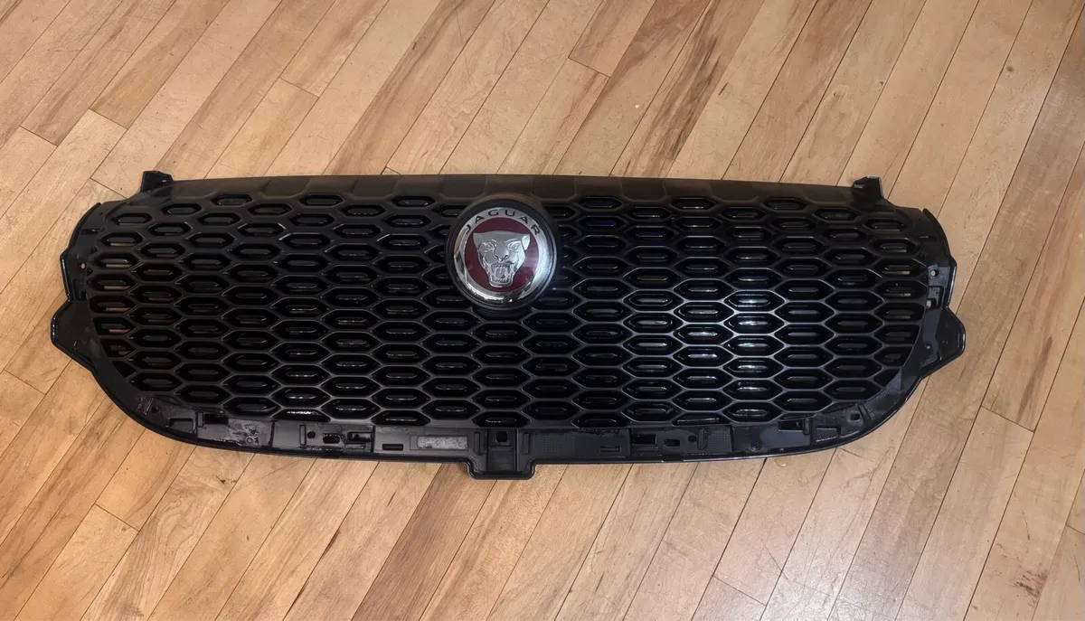 Jaguar Ipace front bumper grill - Image 1