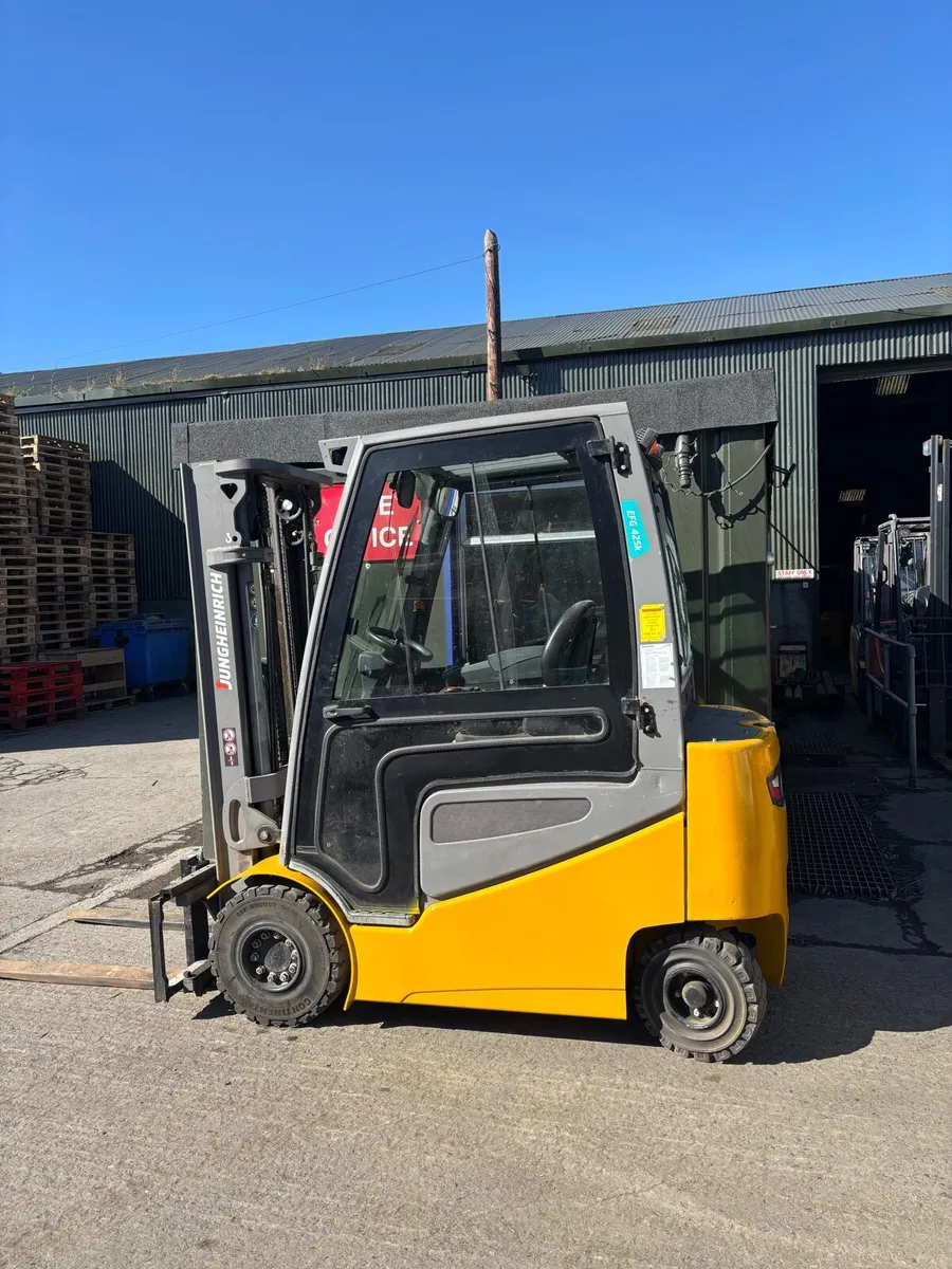 A large selection of forklifts and forklift masts. - Image 3