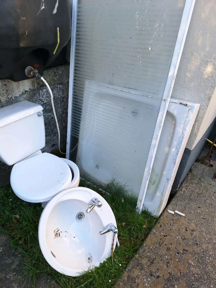 Bathroom ware - Image 1