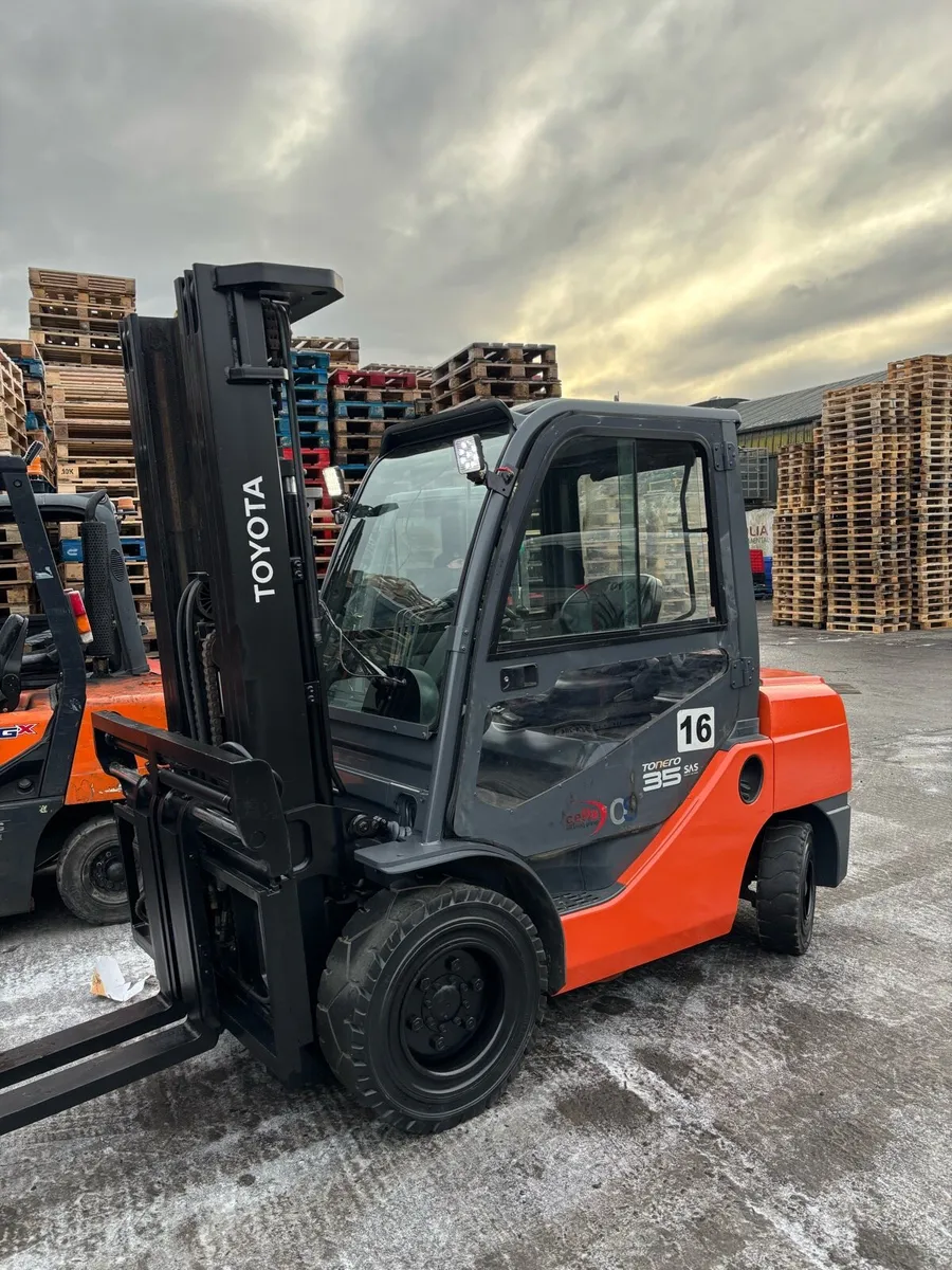 A large selection of forklifts and forklift masts. - Image 3
