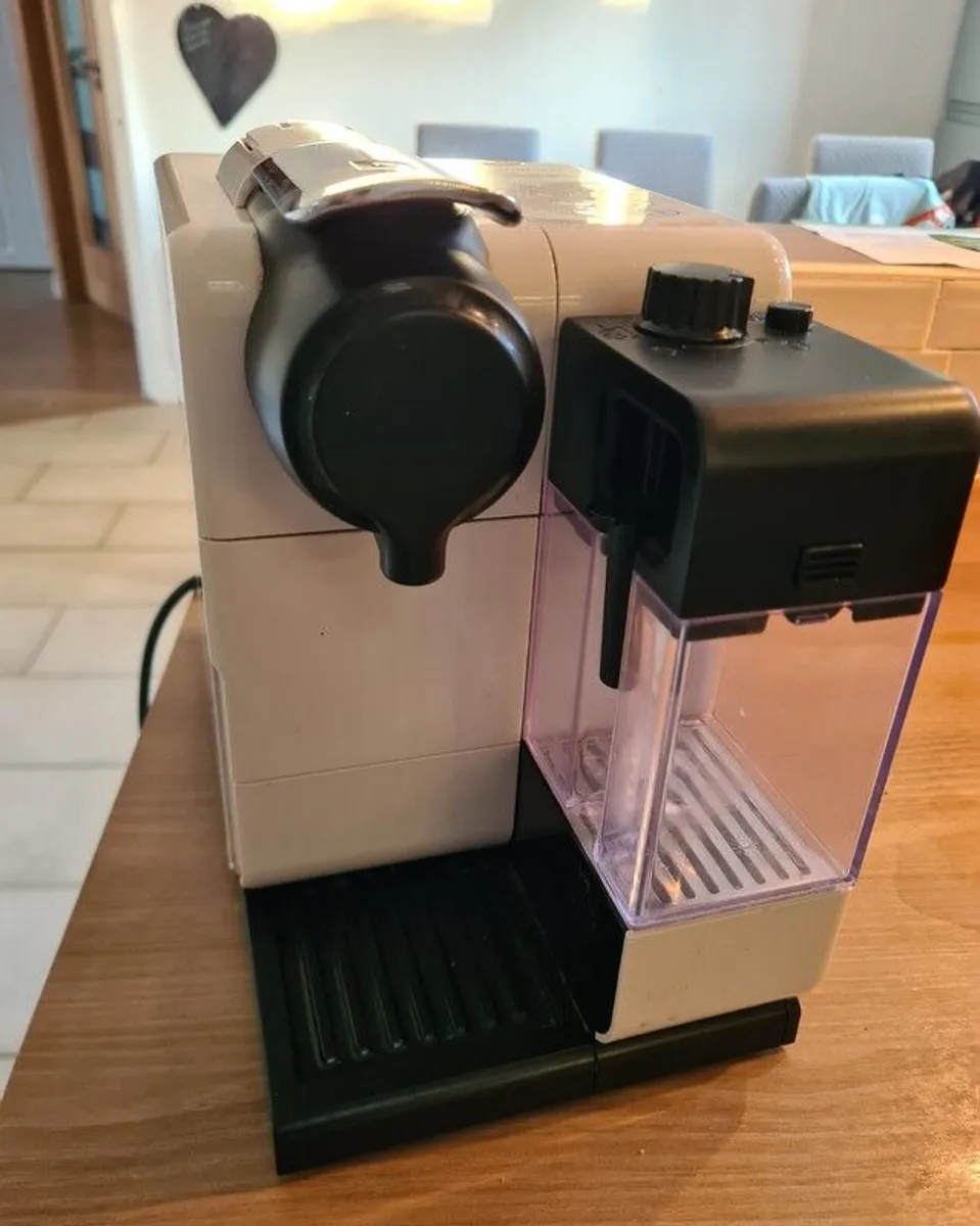 NESPRESSO by De'Longhi Lattissima Touch EN550 - Image 1