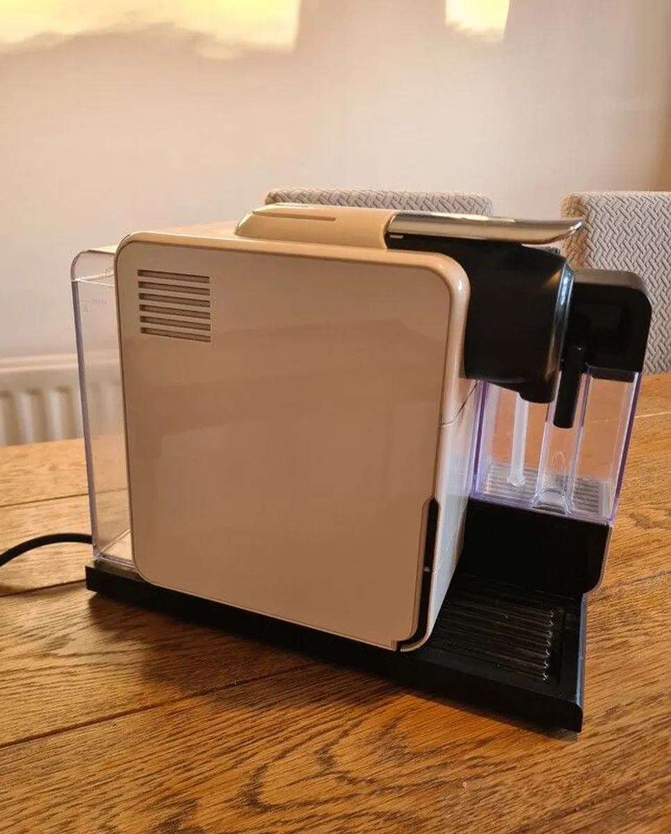 NESPRESSO by De'Longhi Lattissima Touch EN550 - Image 3