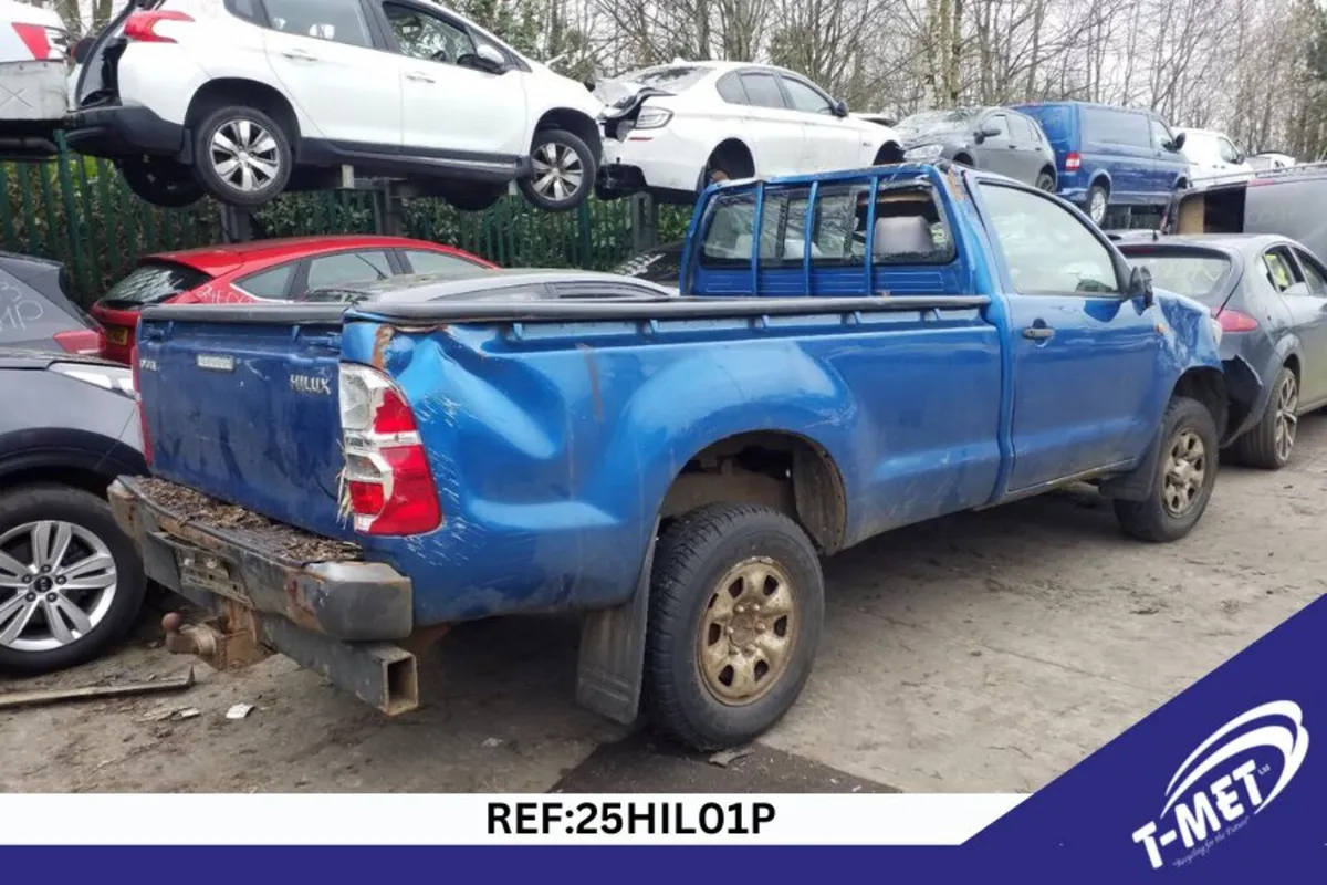 2014 TOYOTA HILUX BREAKING FOR PARTS - Image 1