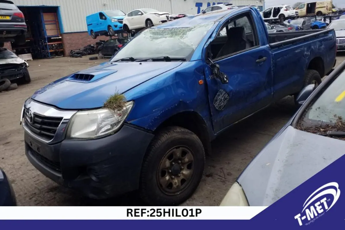 2014 TOYOTA HILUX BREAKING FOR PARTS - Image 3