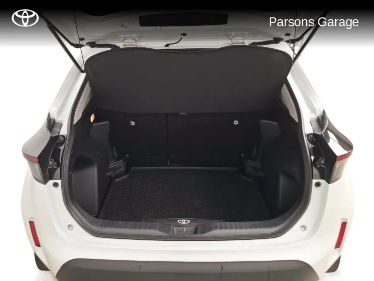Toyota Yaris CR LUNA 4DR AUTO CROSS - Image 4