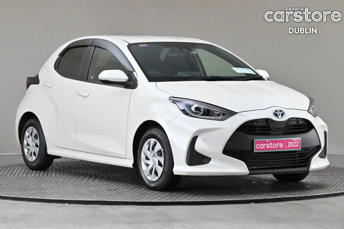 Toyota Yaris 1.5 Petrol Hybrid reverse Cam privac - Image 1