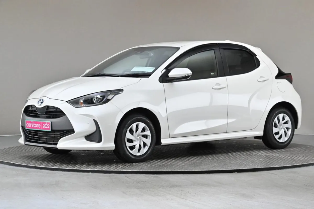 Toyota Yaris 1.5 Petrol Hybrid reverse Cam privac - Image 4