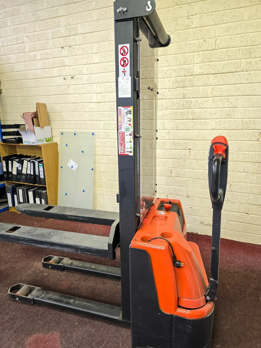 Electric Pallet Stacker Noblelift ELC10 - Image 1