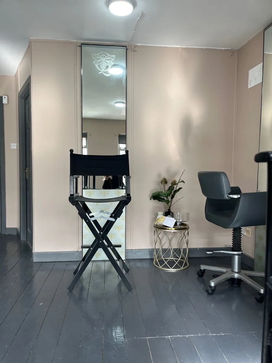 Rent a chaire/space - Image 1