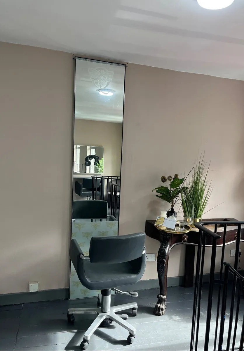 Rent a chaire/space - Image 3