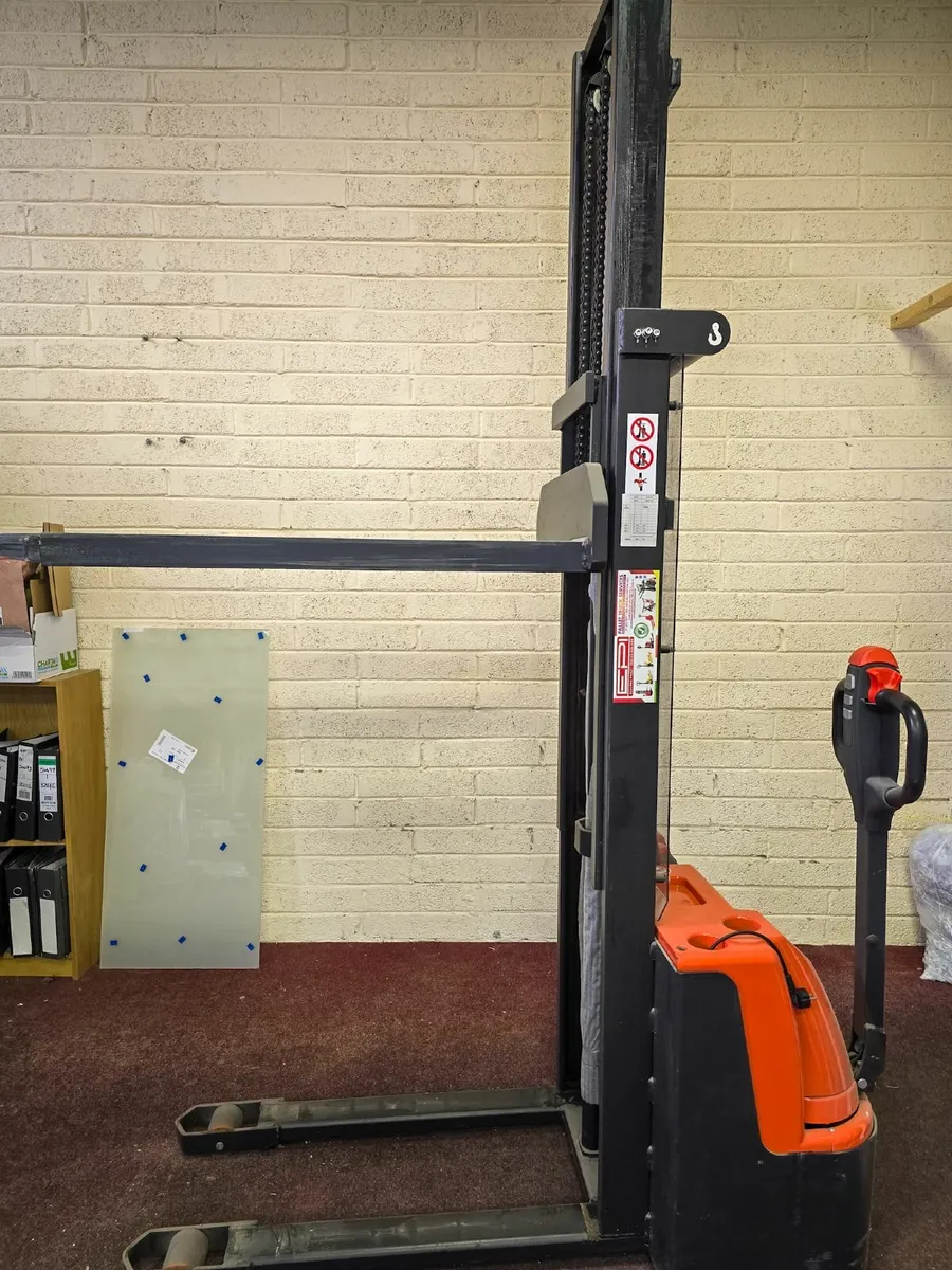 Electric Pallet Stacker Noblelift ELC10 - Image 3