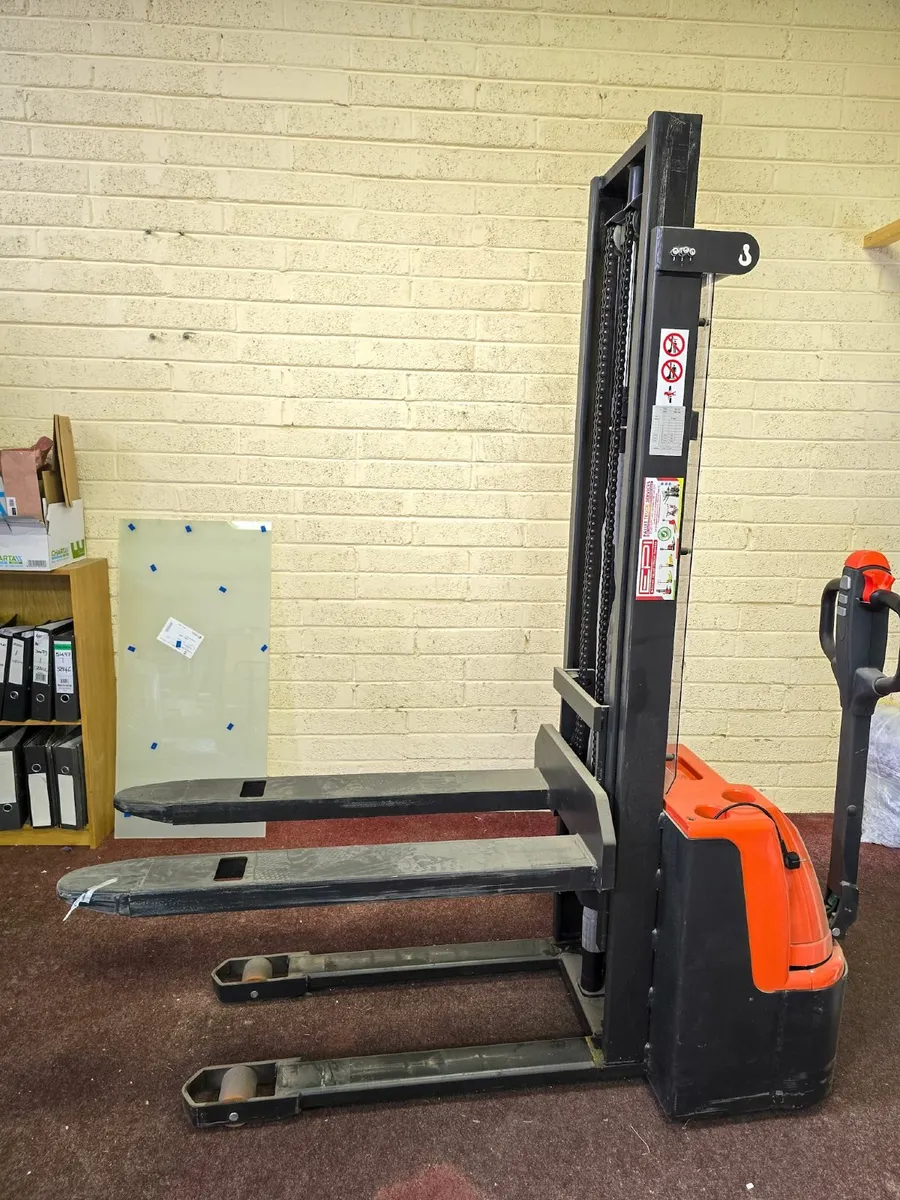 Electric Pallet Stacker Noblelift ELC10 - Image 4