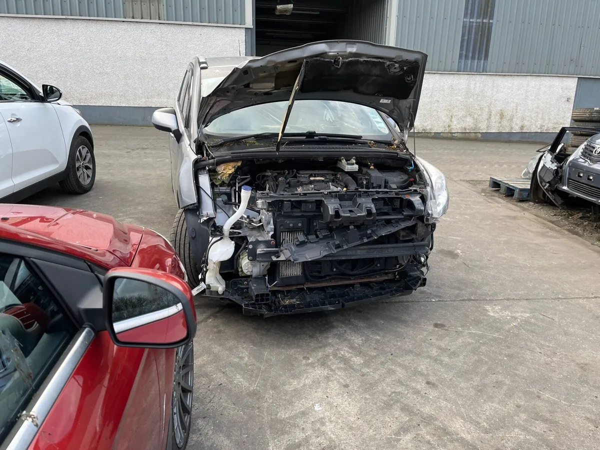 2015 Peugeot 5008 for parts - Image 3