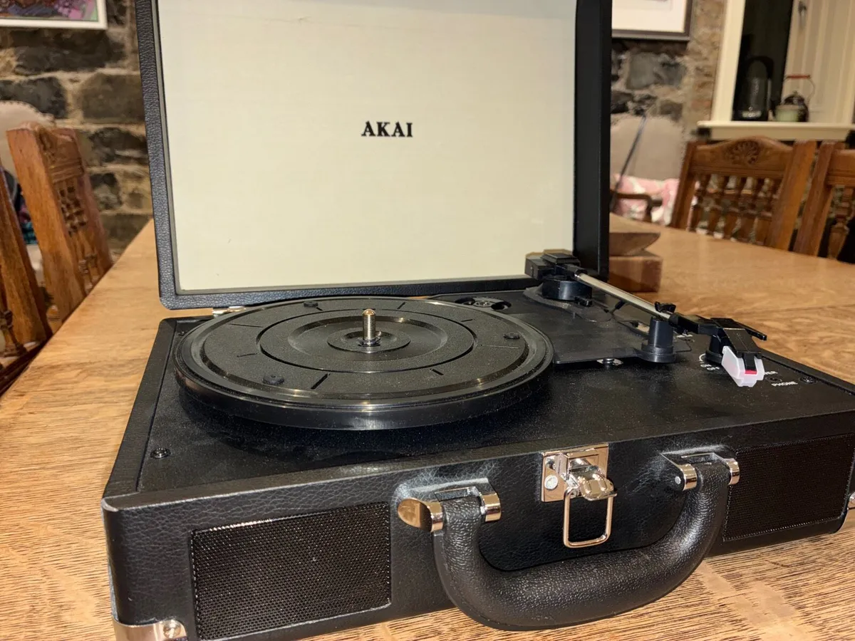 AKAI briefcase vinyl player - Image 3
