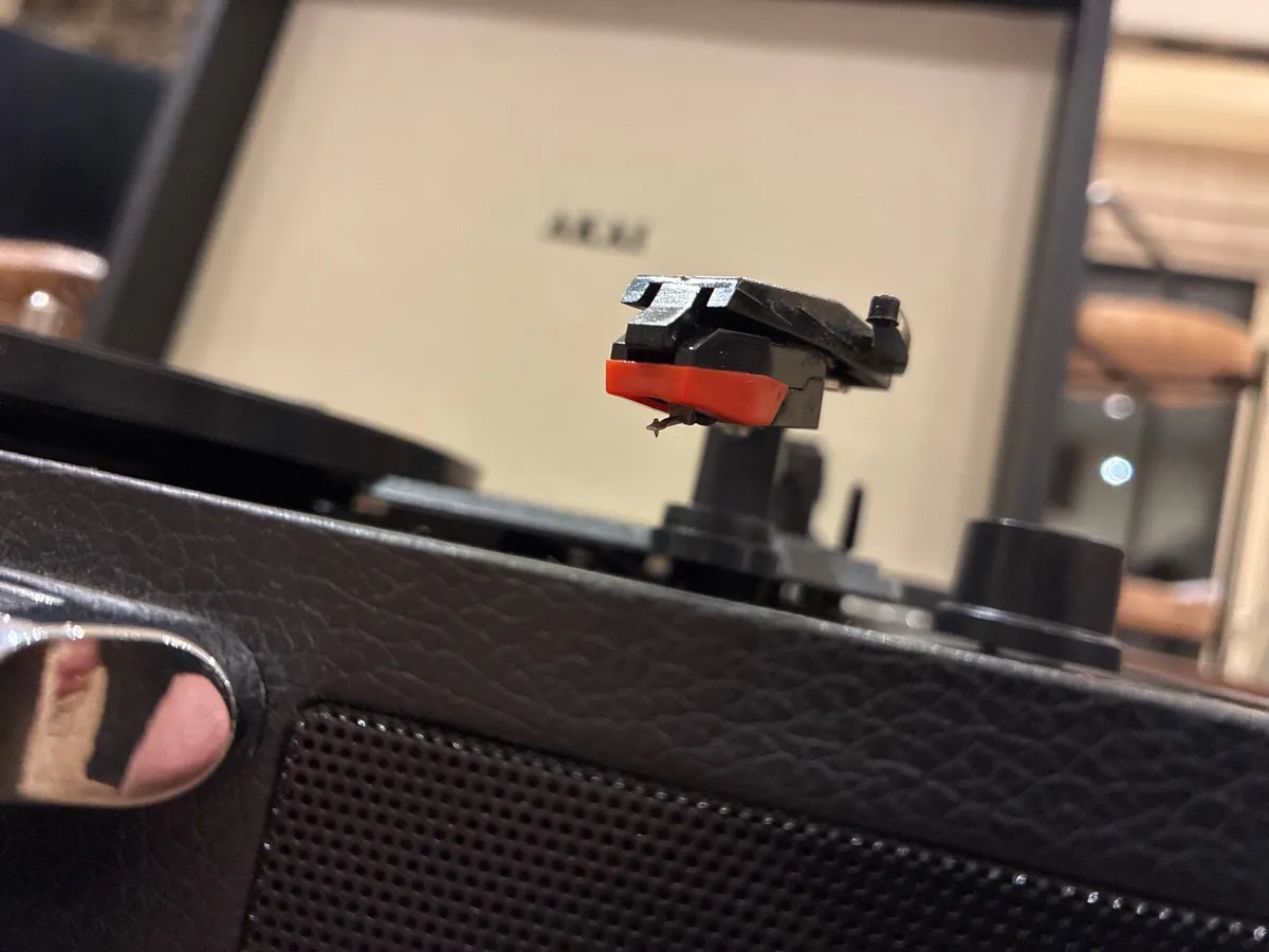 AKAI briefcase vinyl player - Image 4