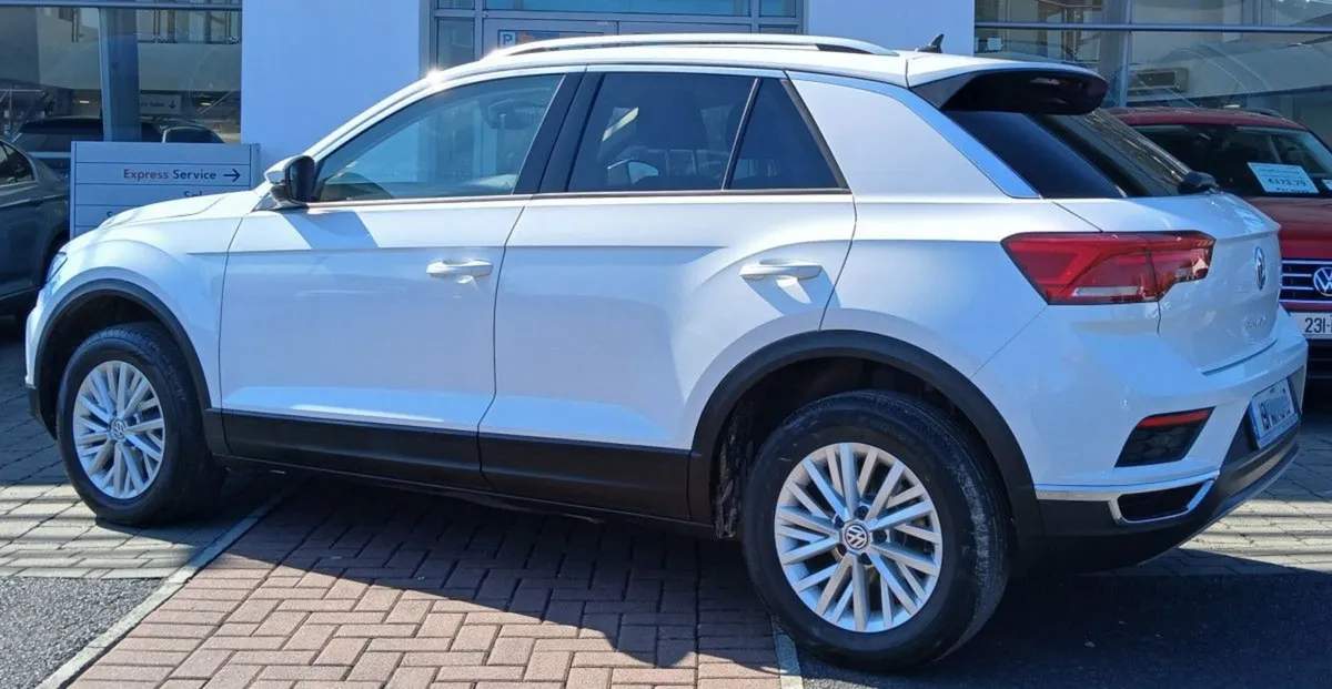 Volkswagen T-Roc Design 1.6 TDI 115 BHP  parking - Image 4