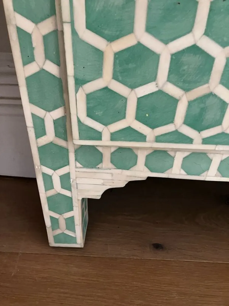 Inlaid chest of drawers - Image 4