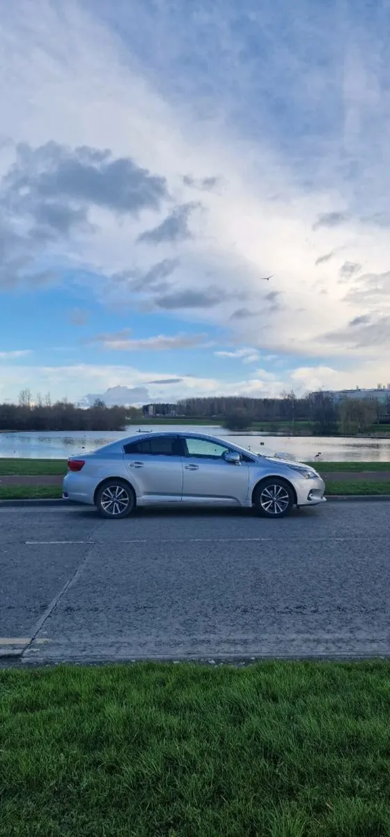 2015 avensis for sale in dublin - Image 2