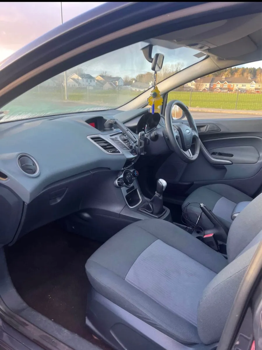 Ford Fiesta 2010 - Image 2