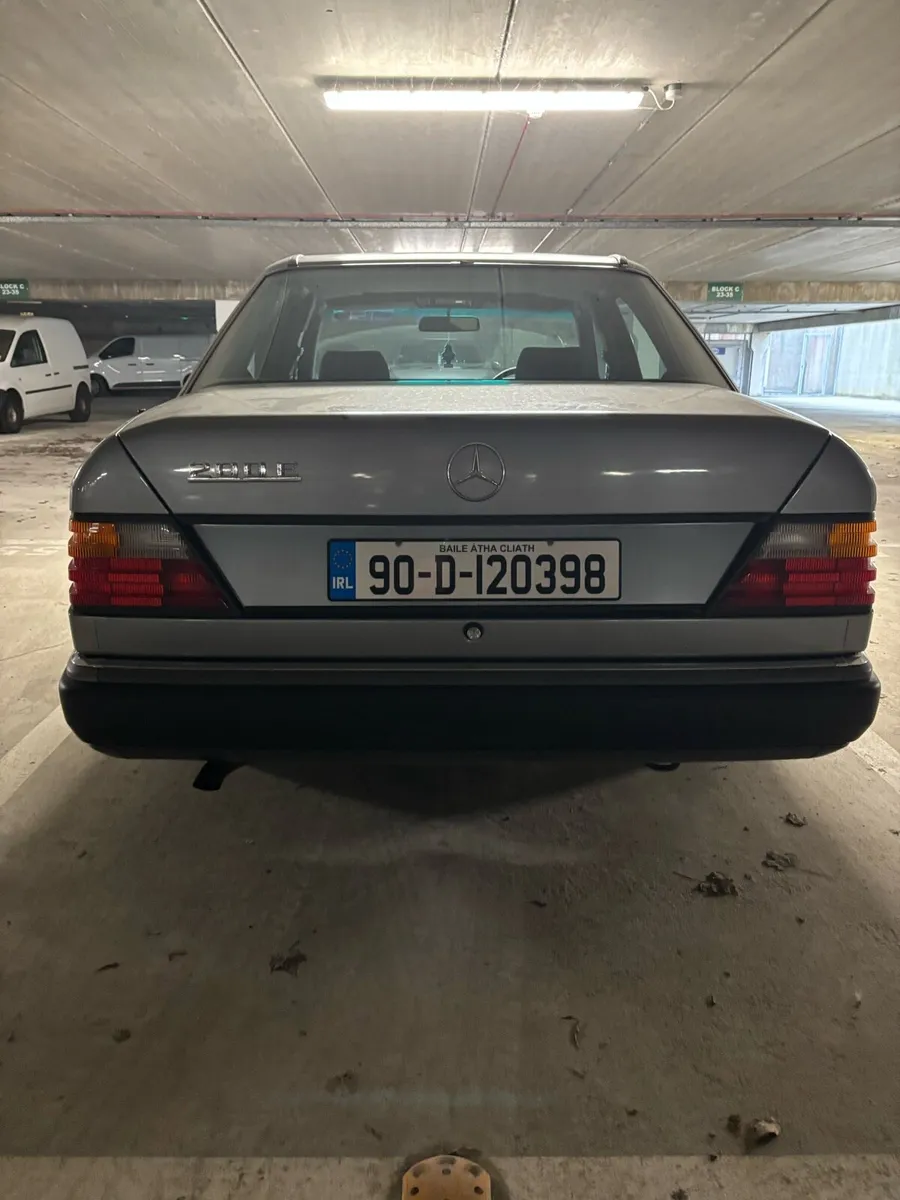 W124 Mercedes-Benz 200e 1990 - Image 3