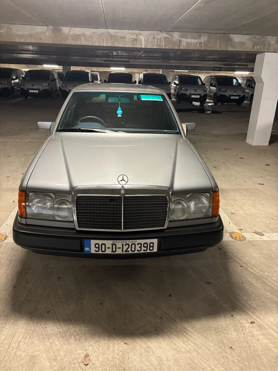 W124 Mercedes-Benz 200e 1990 - Image 1