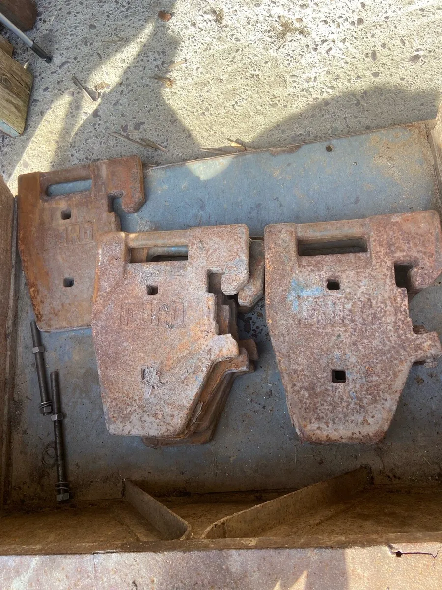 Ford TW/600 series front weights x 9 - Image 2