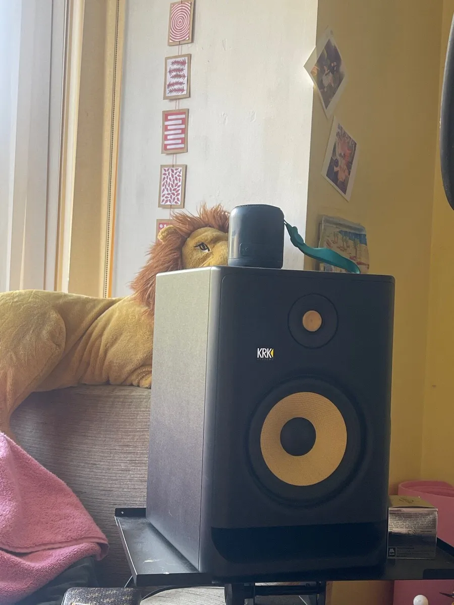KRk Rokit RP7 G4 studio monitor
