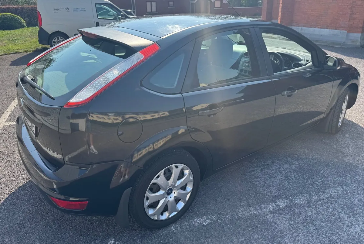 Ford Focus 2008 1.4 petrol black hatchback - Image 4