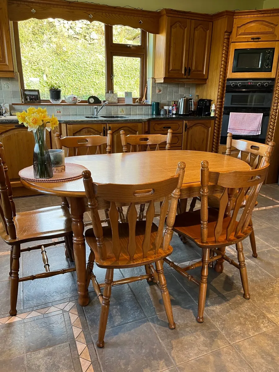 Table and 6 chairs - Image 1