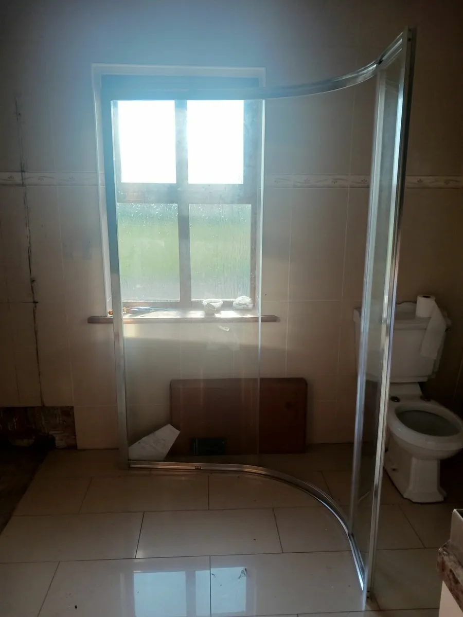 Quadrant shower door and tray brand new - Image 1